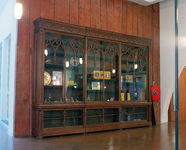 843966 Interieur van het gerenoveerde Stadhuis (Stadhuisbrug 1) te Utrecht: een antieke kast met parafernalia die ...